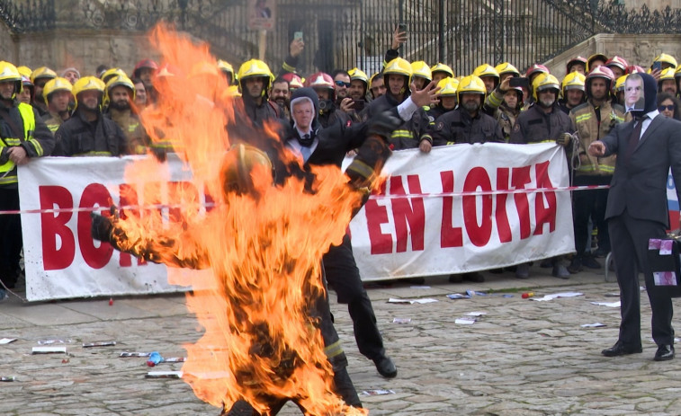 Bomberos se queman a lo bonzo en el Obradoiro para denunciar el 