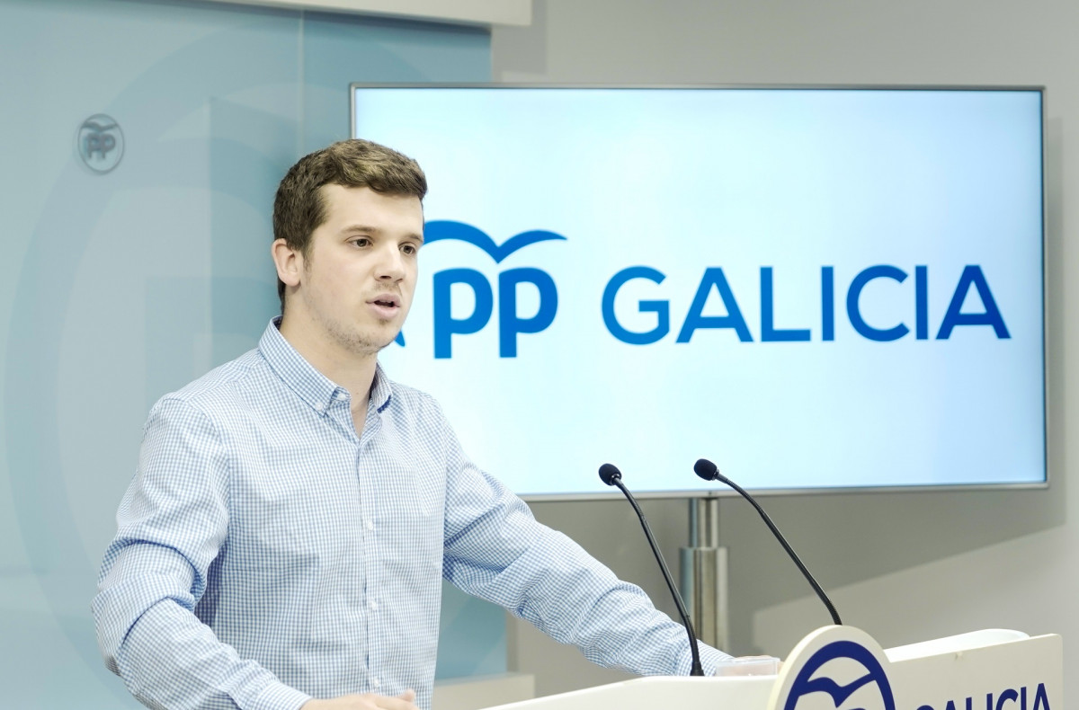 Archivo - El presidente de Novas Xeracións (NN.XX.), Adrián Pardo, en rueda de prensa