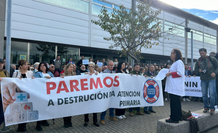 Viveiro sale a la calle para demandar médicos y pediatras: 