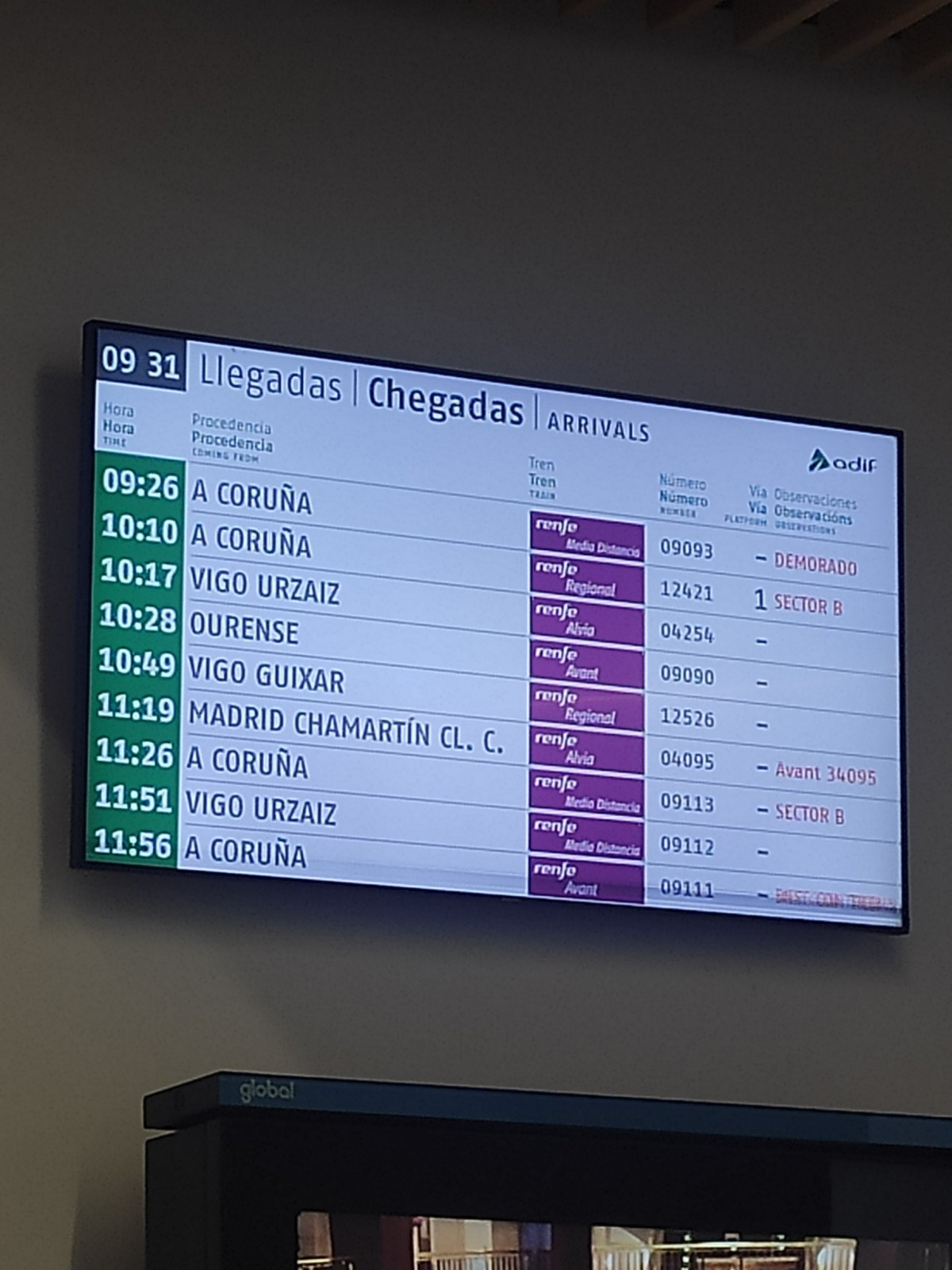 Atrasos en los trenes de Renfe entre Vigo y A Coruu00f1a en una imagen de Cris L. Grau00e7a