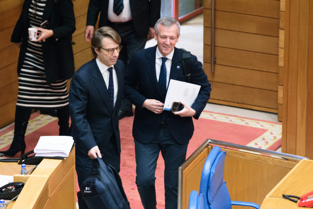 El conselleiro de Facenda y el presidente de la Xunta, en el pleno de presupuestos