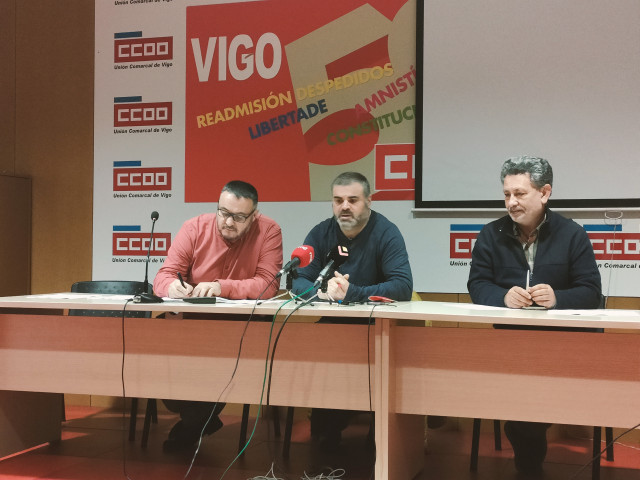 El responsable de Hostelería de la Federación de Servicios de CC.OO. Galicia, José Mirás (centro), con los responsables en el sindicato comarcal de Vigo, Nacho López (i) y Jorge Carneiro (d).