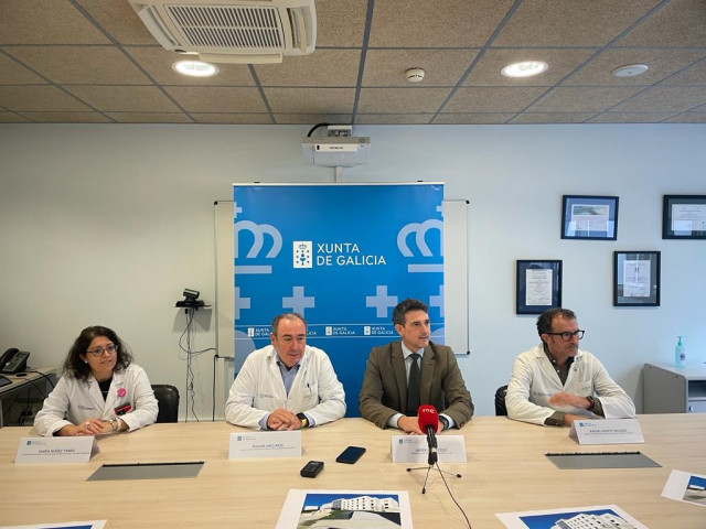 El gerente del área sanitaria de Lugo, A Mariña y Monforte de Lemos, Ramón Ares; y el delegado territorial de la Xunta en Lugo, Javier Arias, en el centro de la imagen, en el anuncio de la apertura del PAC en el CIS de Lugo.