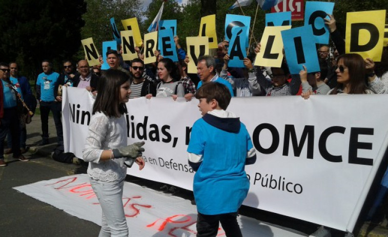 ​Feijóo defende as “mal chamadas reválidas” de primaria no parlamento galego