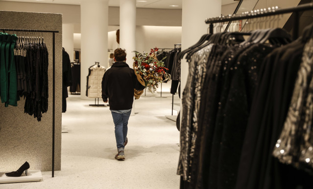 Archivo - Una persona lleva un ramo de flores a la nueva macrotienda de Zara en el Boulevard Austria de València, a 2 de diciembre de 2022, en Valencia, Comunidad Valenciana (España). El concepto de esta macrotienda replica el modelo de otras megatiendas