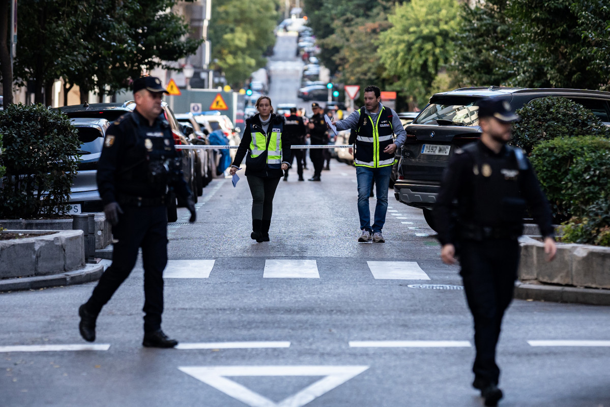 Agentes de Policía Nacional y Municipal en la zona donde se ha disparado al exlíder del Partido Popular de Cataluña y cofundador de Vox, Alejo Vidal-Quadra