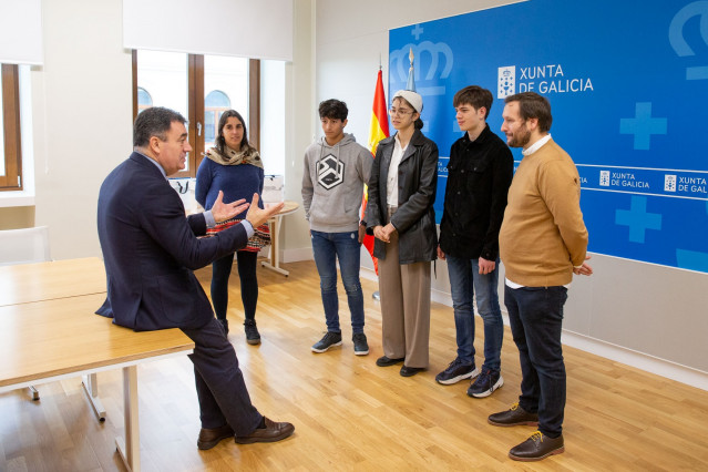 El conselleiro de Cultura, Educación, FP e Universidades, Román Rodríguez, recibe al alumnado del Instituto IES Illa de San Simón de Redondela premiado en las olimipiadas cientificas españolas