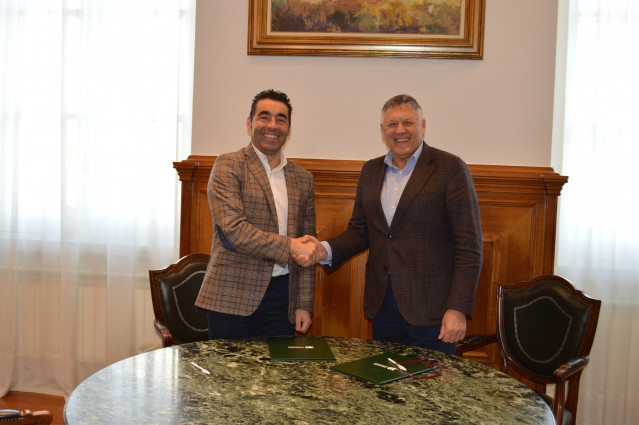 El presidente de la Diputación de Pontevedra, Luis López, y el alcalde de Sanxenxo, Telmo Martín, en la firma de un convenio.