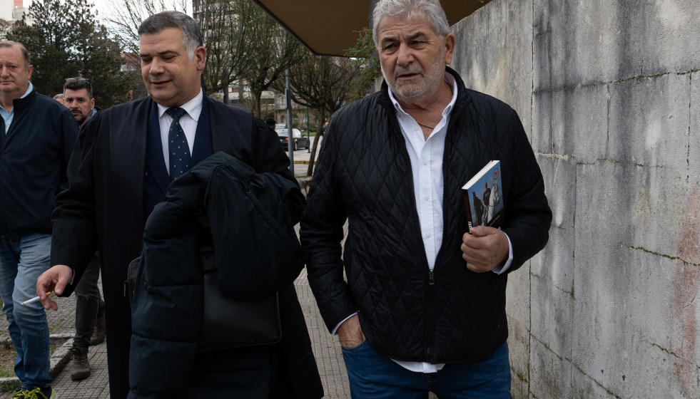El exnarcotraficante gallego Laureano Oubiña (d) a su llegada a juzgados de Vilagarcía, a 21 de noviembre de 2023, en Vilagarcía, Pontevedra, Galicia (España). Laureano Oubiña reclama un millón 