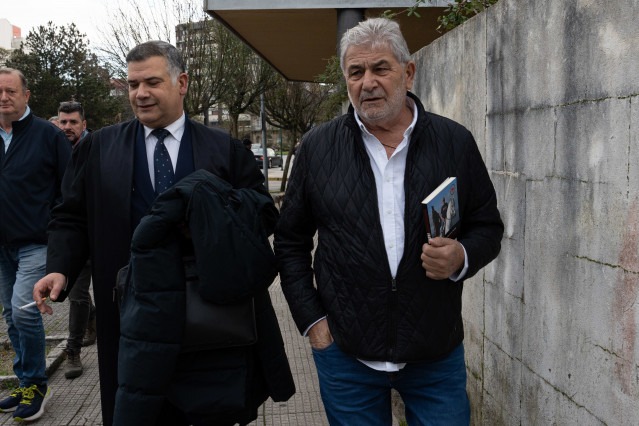 El exnarcotraficante gallego Laureano Oubiña (d) a su llegada a juzgados de Vilagarcía, a 21 de noviembre de 2023, en Vilagarcía, Pontevedra, Galicia (España). Laureano Oubiña reclama un millón y medio de euros por daños morales a los productores de la se