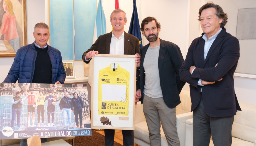 El presidente de la Xunta, Alfonso Rueda, junto con el director general de la firma de eventos deportivos Emesports, Ezequiel Mosquera.