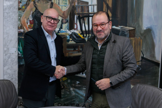 El Vicepresidente De La Diputación De A Coruña, Xosé Regueira, Ha Firmado Un Convenio Con El Rector De La Universidade De Santiago De Compostela, Antonio López, Para Un Informe Sobre La Economía Gallega