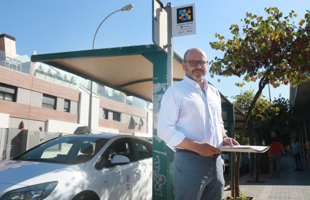 Archivo - El teniente de alcalde delegado de Inclusión y Accesibilidad del Ayuntamiento de Córdoba, Bernardo Jordano, en una parada de taxis con el sistema de códigos Navilens, en una imagen de archivo.