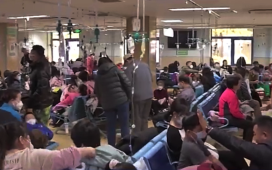 Sala de espera saturada en un hospital chino en una imagen publicada por la televisiu00f3n estatal CCTV el du00eda 24 de noviembre