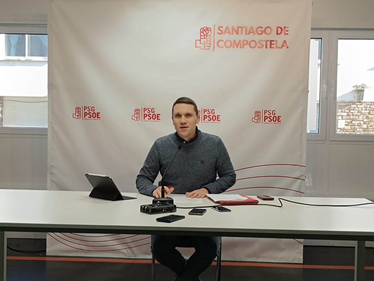 El secretario general del PSOE compostelano, Aitor Bouza, en una rueda de prensa en la sede local de la formación