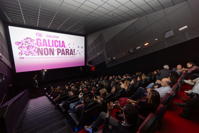 Decenas de cargos del PP de Galicia van al cine a ver 'Matria' para conmemorar el 25N.