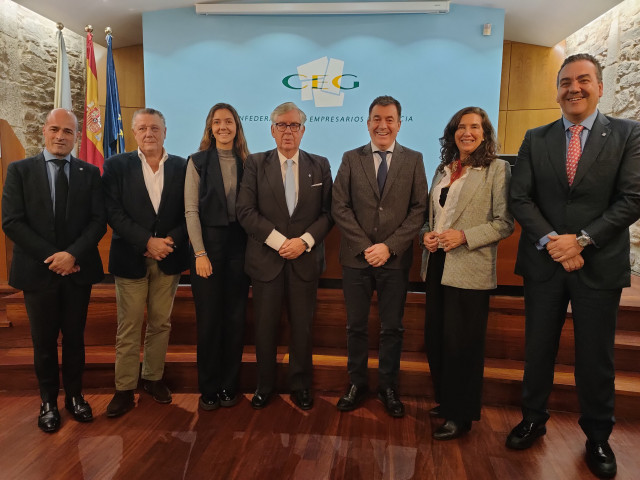 El conselleiro de Cultura, Educación, FP e Universidades, Román Rodríguez, participa en el encuentro 'Cómo reducir la factura fiscal gracias a la inversión en cultura', organizada por la Confederación de Empresarios de Galicia.