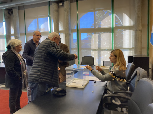 Vecinos de Nigrán votando en una consulta sobre el sentido de una calle