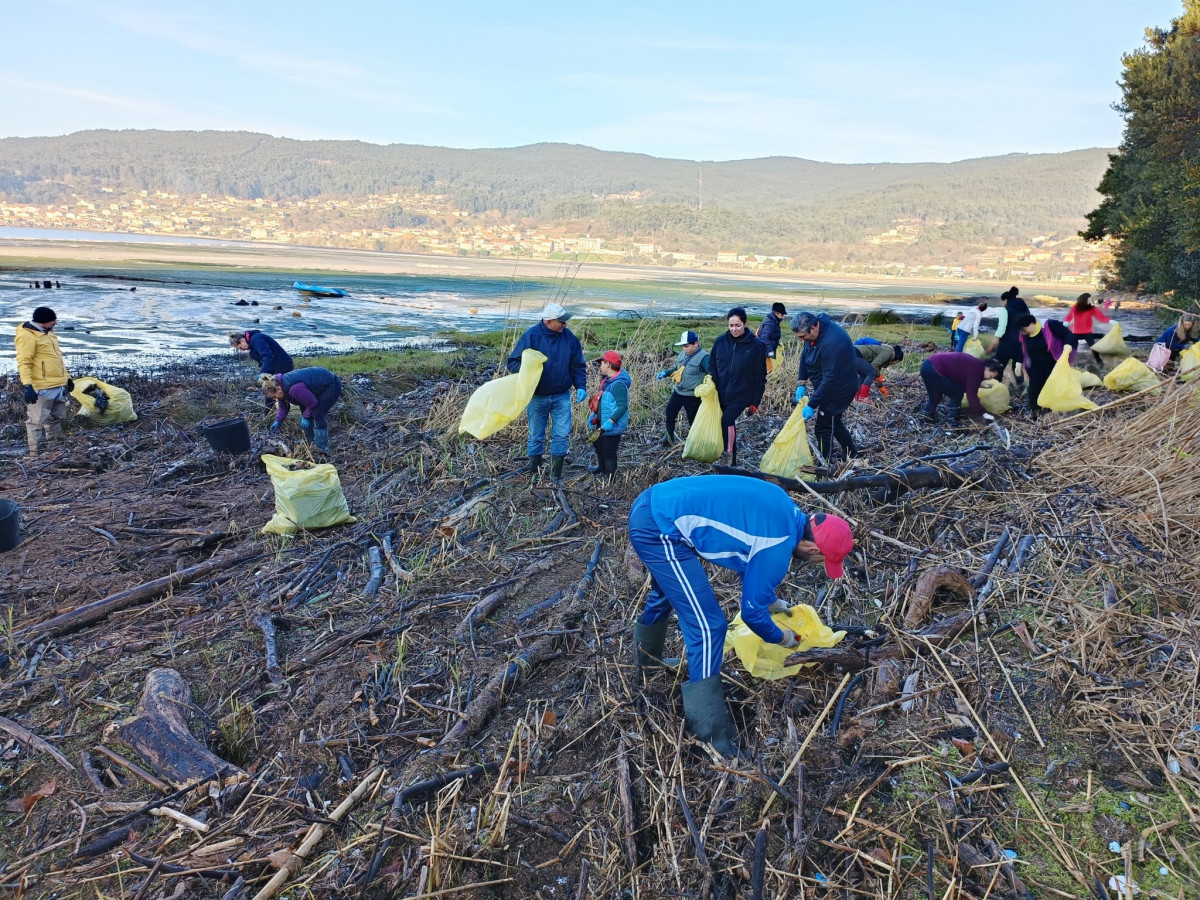 Un centenar de voluntarios retira más de dos toneladas de residuos en el litoral de Poio (Pontevedra)