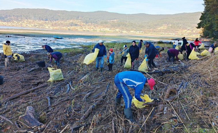 Voluntarios retiran en Poio más de dos toneladas de residuos en el litoral