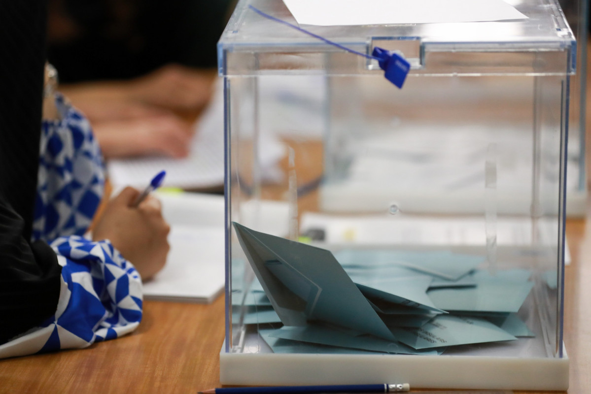 Archivo - Una urna con papeletas electorales, a 28 de mayo de 2023, en Palma, Mallorca, Baleares (España). Hoy, 28M, se celebran en España elecciones municipales en un total de 8.131 ayuntamientos, 