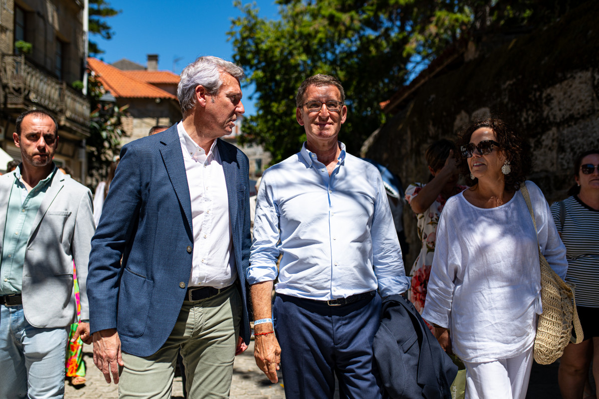 Archivo - El líder del Partido Popular, Alberto Núñez Feijóo (2d), y el presidente de la Xunta de Galicia, Alfonso Rueda (2i), durante la Festa do Albariño, a 6 de agosto de 2023,  en Cambados, P