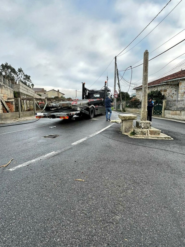 Un camión tumba dos postes del tendido eléctrico y daña otros tantos y un Cruceiro en Cambados (Pontevedra)