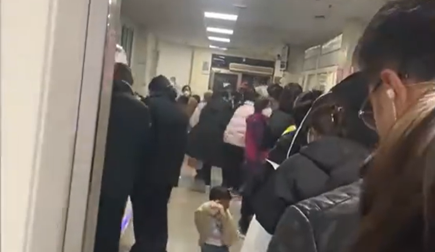 Cola en un hospital abarrotado en una imagen publicado en la red social china Weibo