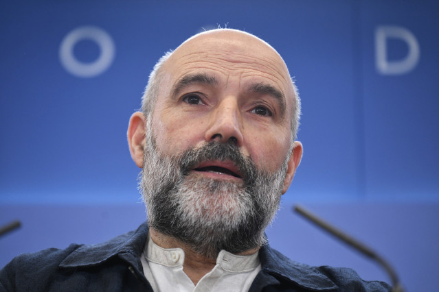 El diputado de BNG Néstor Rego durante una rueda de prensa posterior a la reunión de la Junta de Portavoces, en el Congreso de los Diputados, a 28 de noviembre de 2023, en Madrid (España).