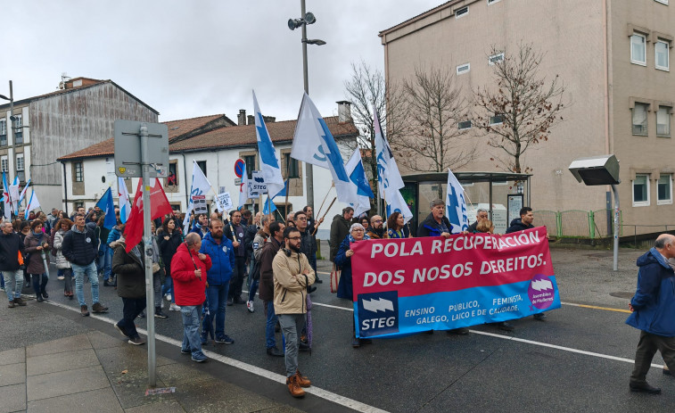El profesorado gallego recorre las calles de Compostela en una jornada de huelga histórica
