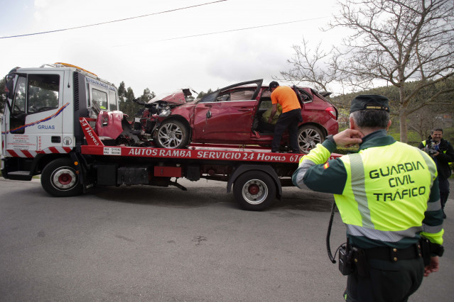Archivo - Un Guardia Civil vigila la retirada del coche siniestrado, en el accidente, por una grúa, a 1 de abril de 2023, en Xove, Lugo, Galicia, (España). Dos hombres y dos mujeres, vecinos de Ribadeo, han fallecido en un accidente de circulación registr