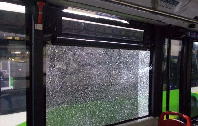 Daños en una ventana lateral de un autobús de Vitrasa, concesionaria del servicio de bus urbano de Vigo.
