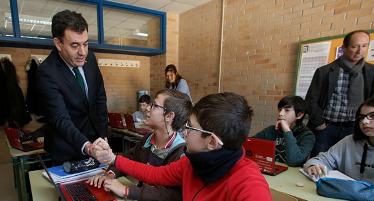 El conselleiro de Educaciu00f3n saludando a alumnos en una visita  a una aula incorporada a Edixgal