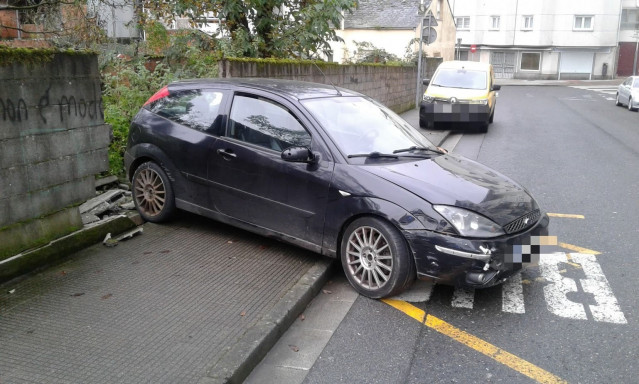 Un conductor drogado provoca un aparatoso accidente en Lugo.