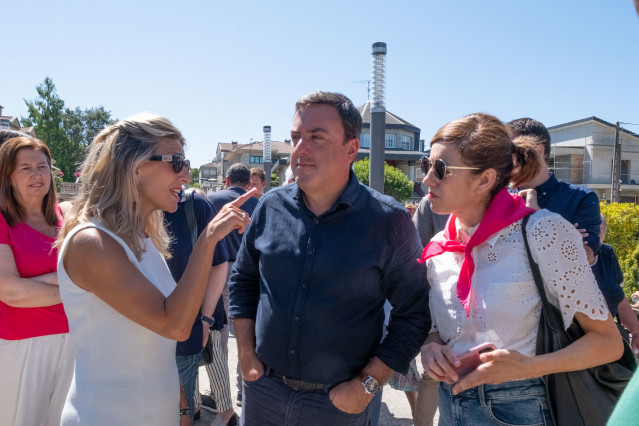 Archivo - (I-D) La vicepresidenta segunda del Gobierno y ministra de Trabajo, Yolanda Díaz; el secretario general del PSOE de Galicia, Valentín González Formoso; y la portavoz de Sumar en el Congreso, Marta Lois; conversan durante la 61 Fiesta del Pulpo d