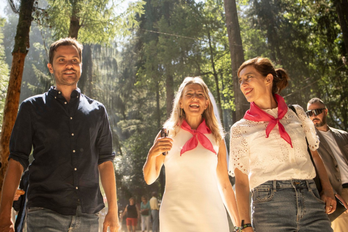 Paulo Carlos Lu00f3pez, portavoz de Sumar Galicia, con Yolanda Du00edaz de lu00edder estatal y su mano derecha y diputada en el Congreso Marta Lois