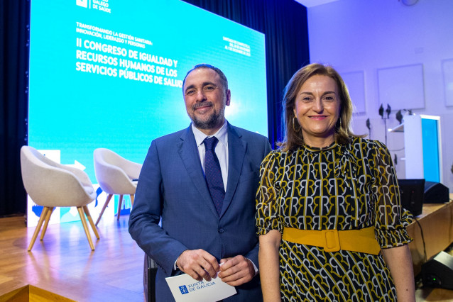 El conselleiro de Sanidade, Julio García Comesaña, y la conselleira de Promoción do Emprego e Igualdade, Elena Rivo López, intervienen en el acto de inauguración del II Congreso de igualdade e recursos humanos dos servizos públicos de saúde