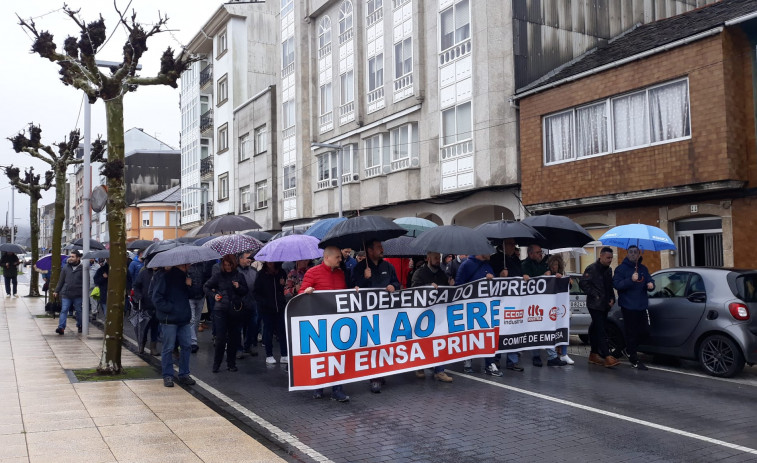 Trabajadores de Einsa Print marchan por Santiago en defensa de los 154 empleos amenazados