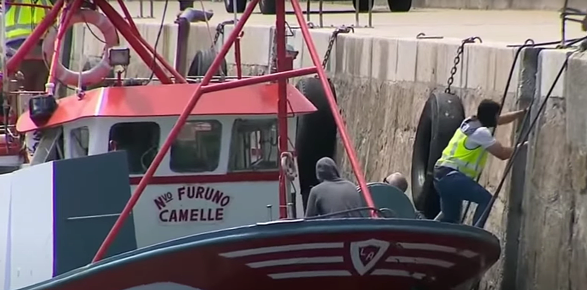 En detenido a bordo del Nuevo Furuno durante la descarga de la cocau00edna en una imagen de la CRTVG