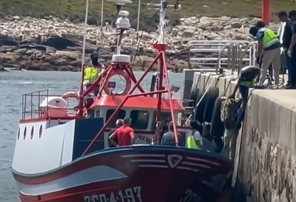 Agenes en el Nuevo Furuno durante la descarga de la cocau00edna en una imagen de la RTVE