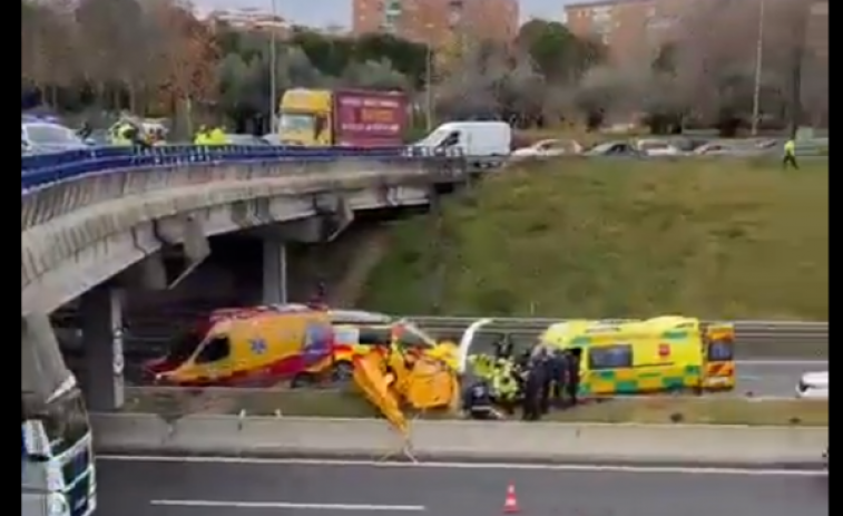 VÍDEO: Un helicóptero cae y se estrella en la M-40 de Madrid