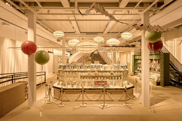 Propuesta navideña de Inditex en su tienda de la calle Compostela en A Coruña