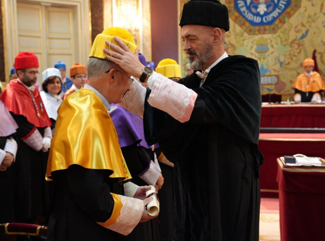 El catedrático de la Universidade de Santiago de Compostela Ángel Carracedo, investido doctor 'honoris causa'