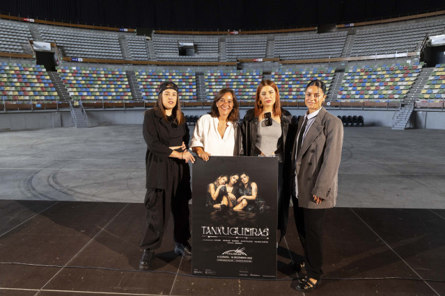Archivo - Sabela y Olaia Maneiro y Aida Tarrío, junto a la alcaldesa de A Coruña, Inés Rey, en el Coliseum