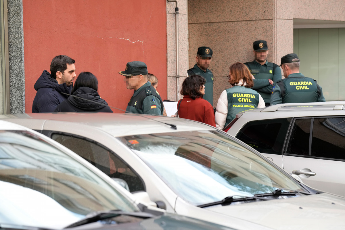 Varios agentes de la Guardia Civil en la zona donde se han encontrado los cuerpos, a 1 de diciembre de 2023, en Sigüeiro, Oroso, A Coruña, Galicia (España).