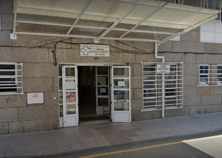 Más de un millar de personas se visten de luto en Moaña para reclamar el regreso del PAC al municipio