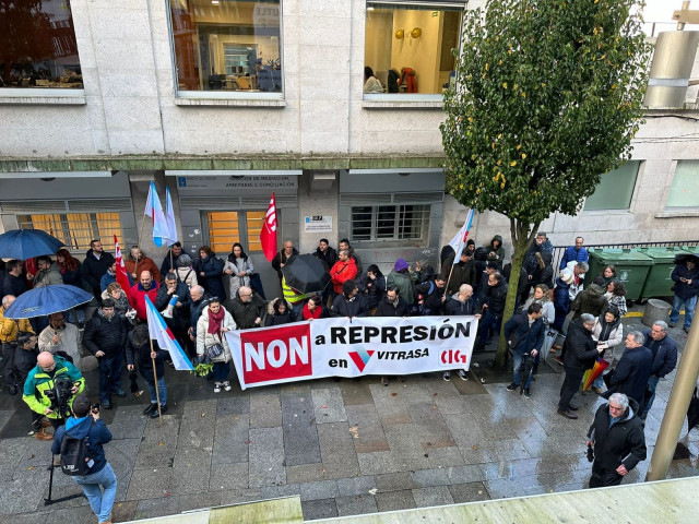 Concentración ante el SMAC de Vigo en solidaridad con los trabajadores de Vitrasa sancionados y expedientados, a 4 de diciembre de 2023.