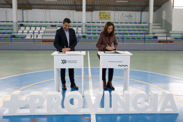 El presidente de la Diputación de Pontevedra, Luis López, y la alcaldesa de Marín, María Ramallo, firman un convenio para las obras de reforma del pabellón de A Cañota.