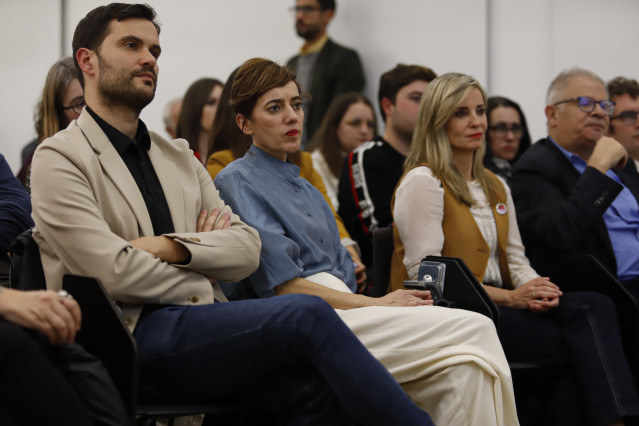 La portavoz de Sumar en el Congreso, Marta Lois (2i), durante la presentación del libro '¿Sociedad de mercado o sociedad decente?. Crítica de la obediencia neoliberal', en el Auditorio Zona Franca, antiguo rectorado de Vigo, a 30 de noviembre de 2023, en