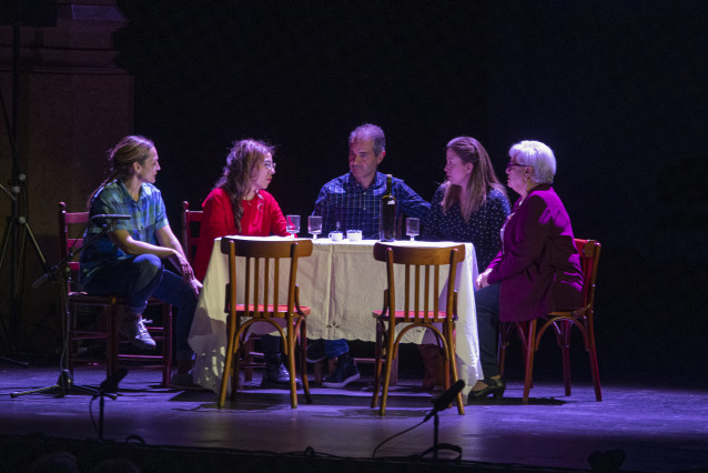 Archivo - Escena de la obra ‘Unha Xeración. Dous Mundos’. Foto de archivo